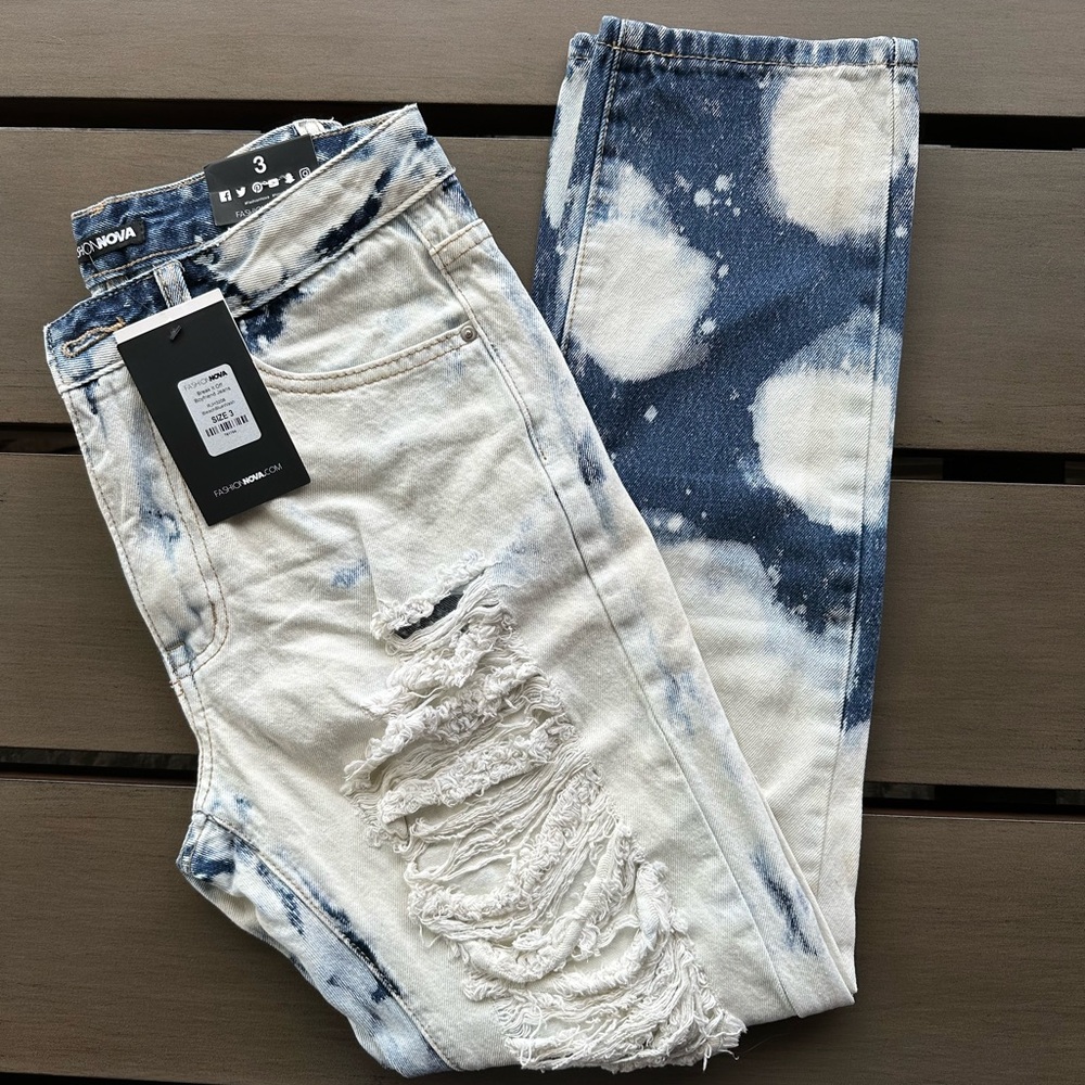 NWT Fashion Nova Bleach Distressed Jeans, Size 3